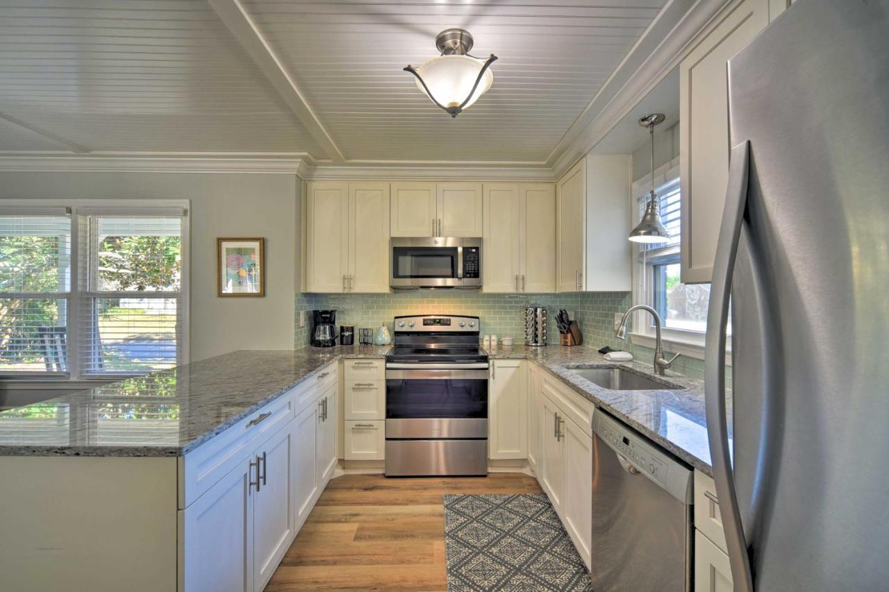 Charming House With Patio, 3 Half Mi To Beach! Charleston Luaran gambar