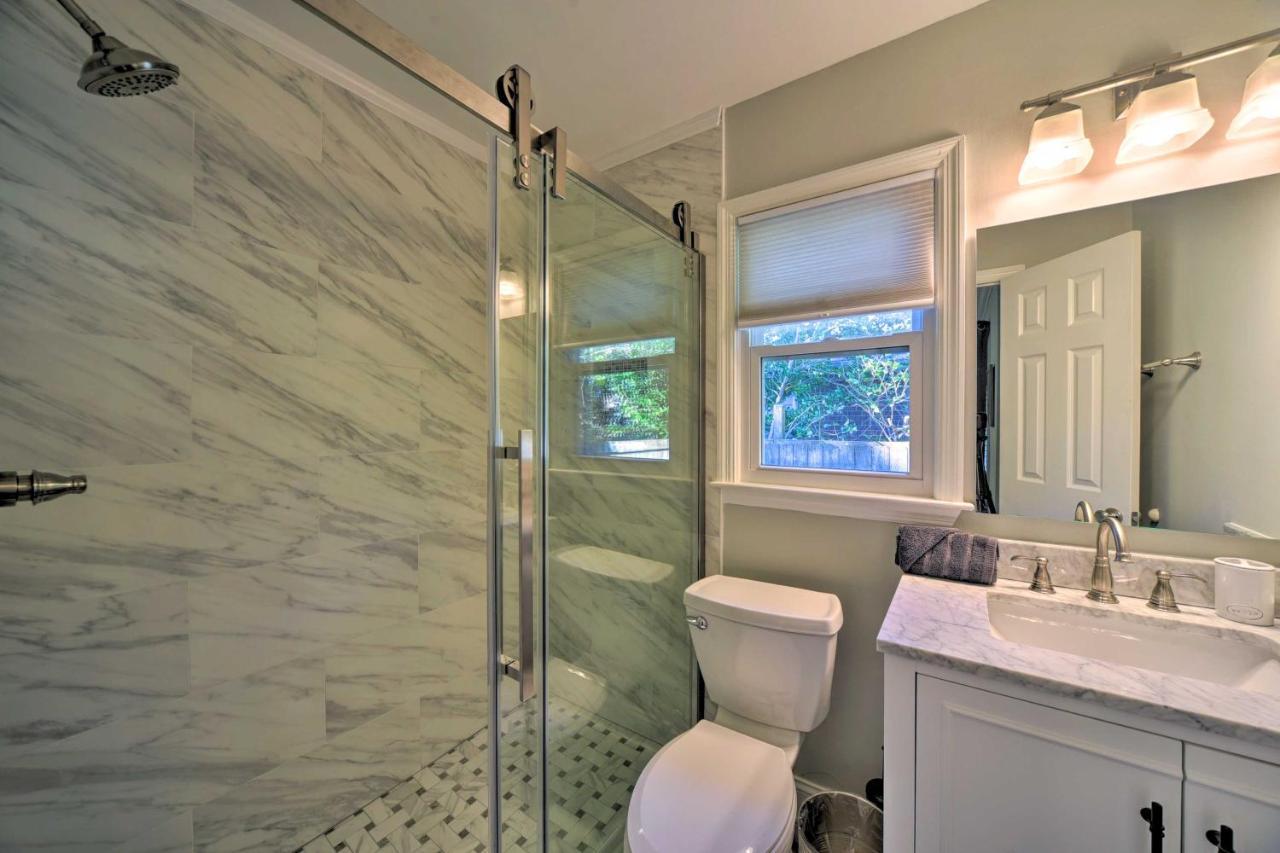 Charming House With Patio, 3 Half Mi To Beach! Charleston Luaran gambar