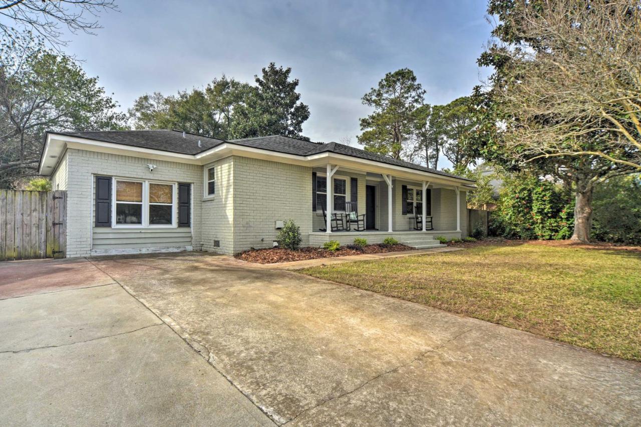 Charming House With Patio, 3 Half Mi To Beach! Charleston Luaran gambar